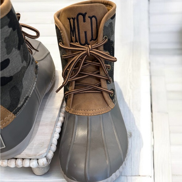 Like New Gray & Brown Duck Boots Size 6 - THEY HAVE A MONOGRAMMED TOUNGUE - Picture 2 of 3